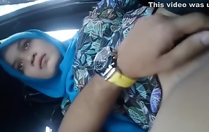 Fingering Hijab Girlfriend In Someone's skin Motor car