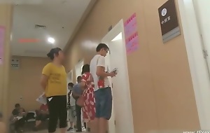 peeping chinese woman quest of the hospital for an injection.4_2