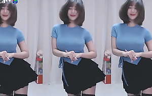 Cute Korean Streamer dancing